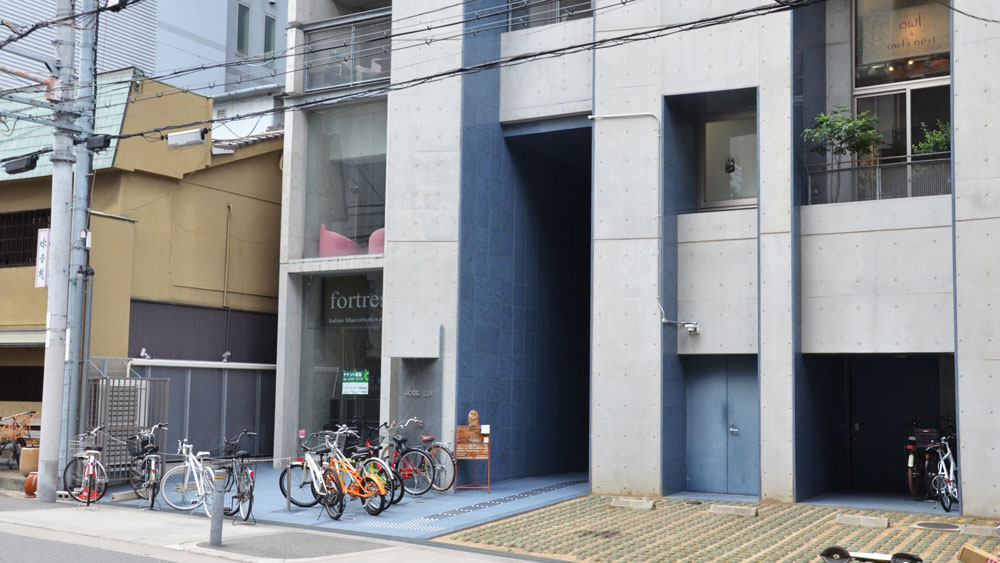 営業中はフクロウの看板が出ています