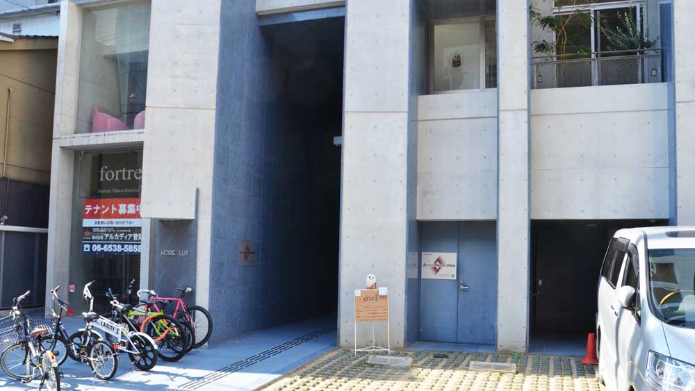営業中はフクロウの看板が出ています